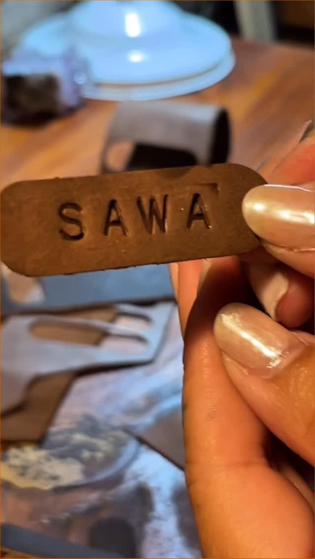Sello SAWA grabado en el cuero