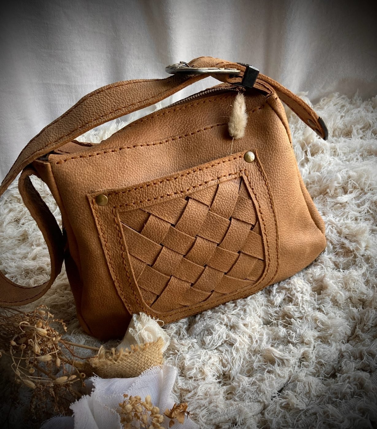 Cartera de cuero trenzado sobre lana